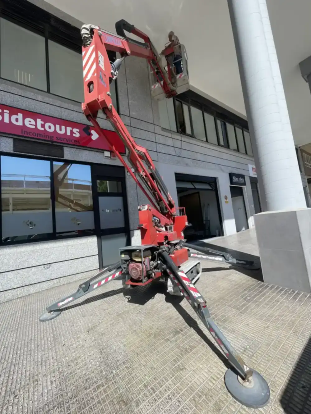 Grúa tipo araña para trabajos de mantenimiento y limpieza