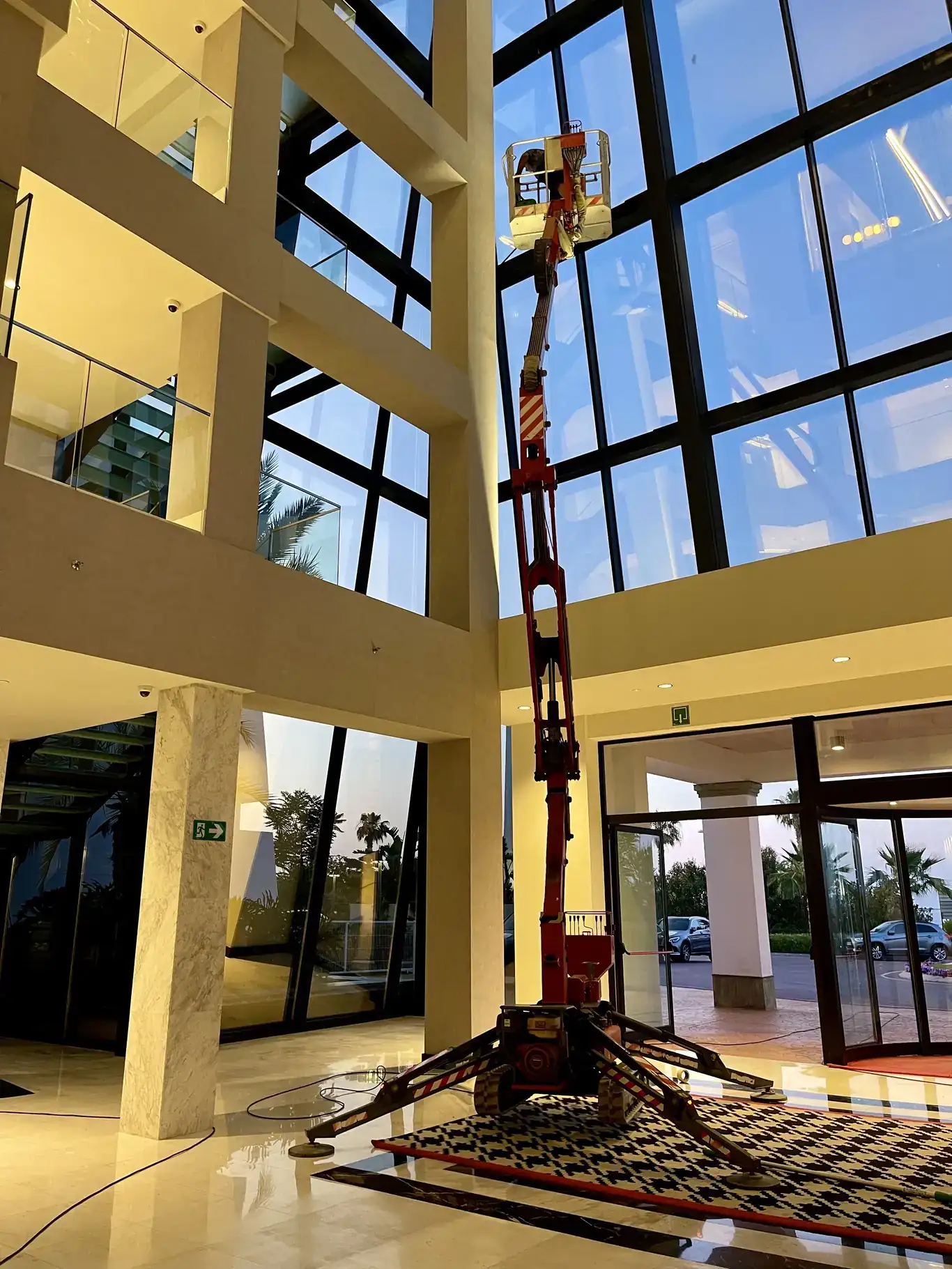 Limpieza de cristales en hall de un hotel en Benidorm