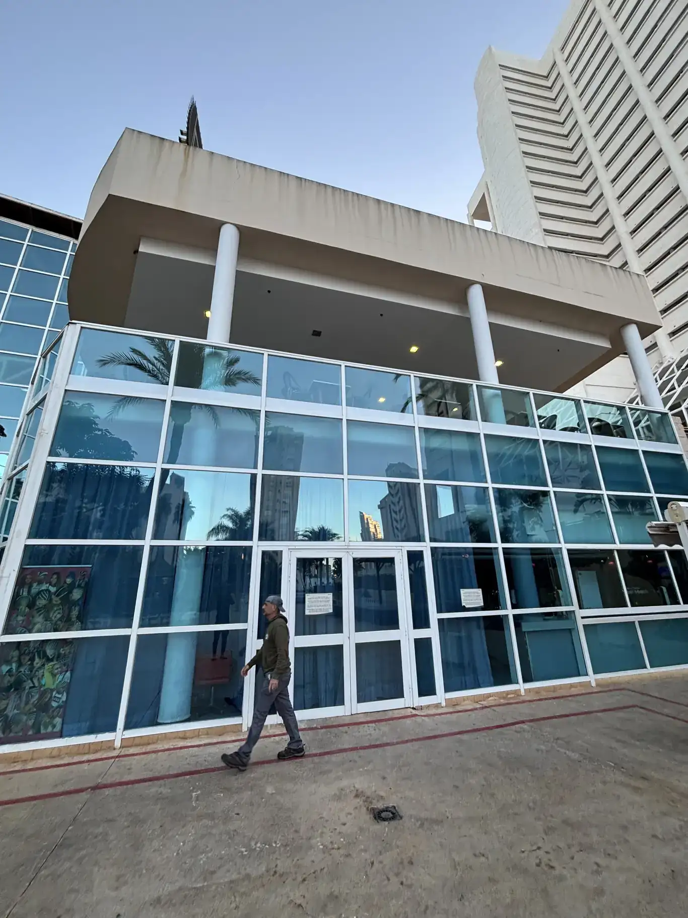 Fachada exterior de hotel tras limpieza profesional de cristales por Reina Multiservicios