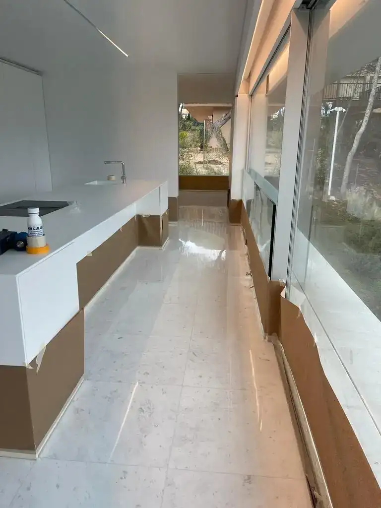 Cocina de una vivienda lujos reformada con suelo limpio y pulido por empresa profesional