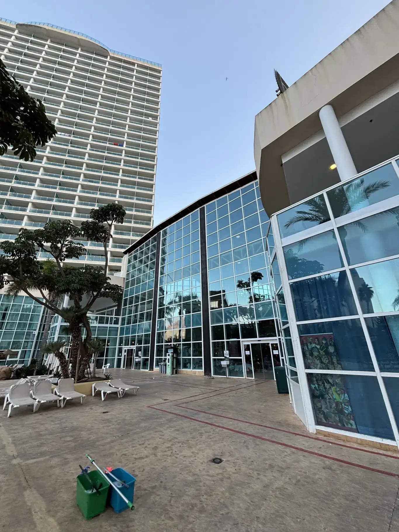 Vista exterior de fachada principal y zonas después de limpieza de cristales