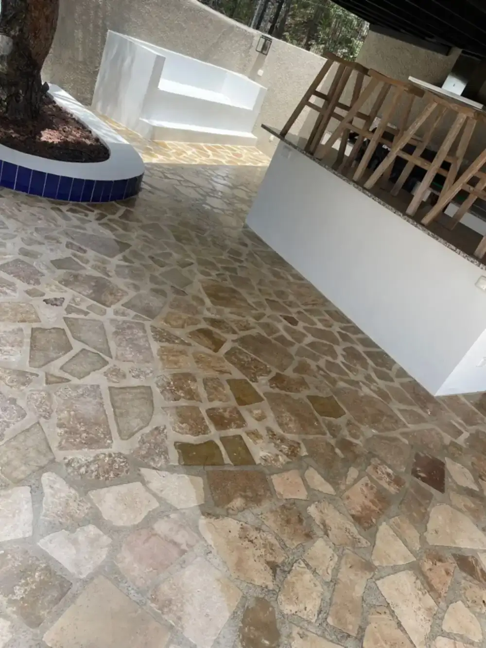 Suelo de piedra lustrada por Reina Multiservicios Costablanca.