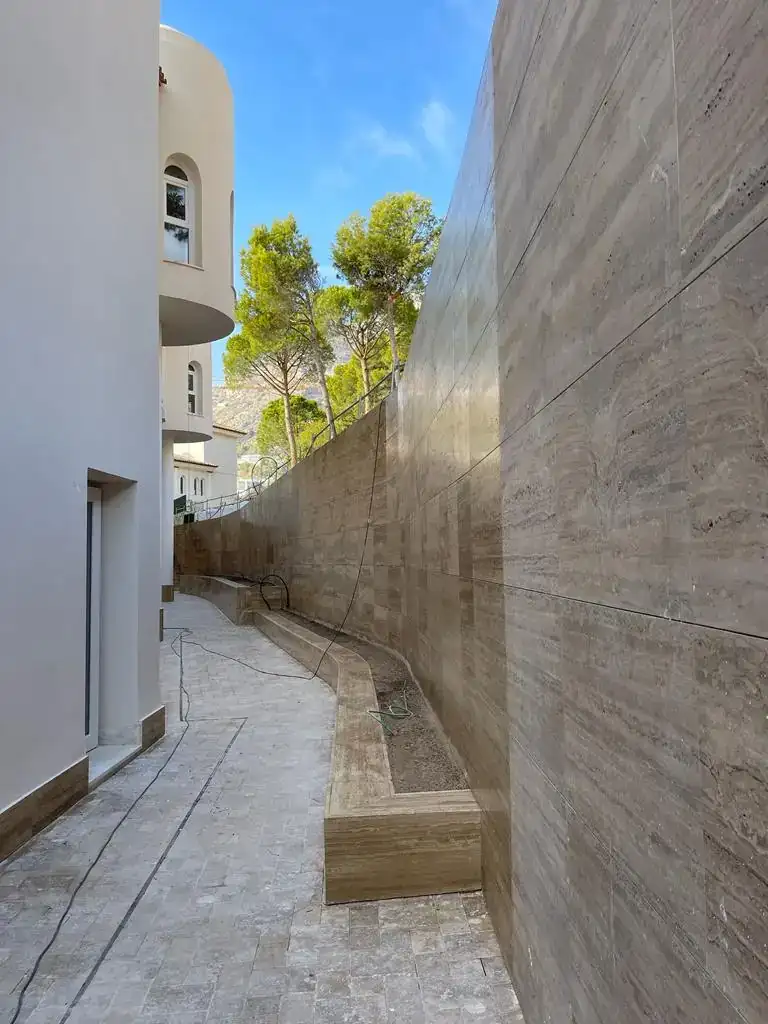 Zona de alta transitabilidad son superficies tratadas y abrillantadas.