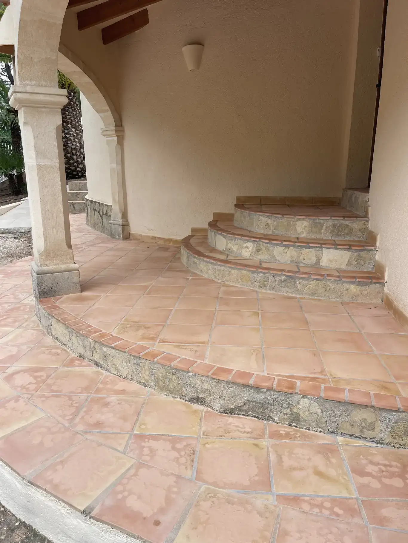 Entrada a villa de lujo con suelo de terrazo despues de limpieza y tratamiento.