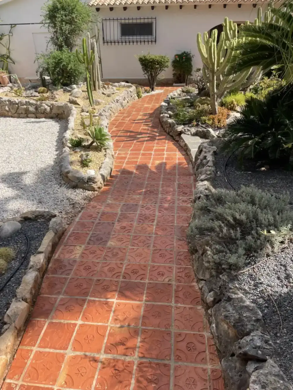 Zona de paso exterior en villa de lujo en buen estado de conservación.