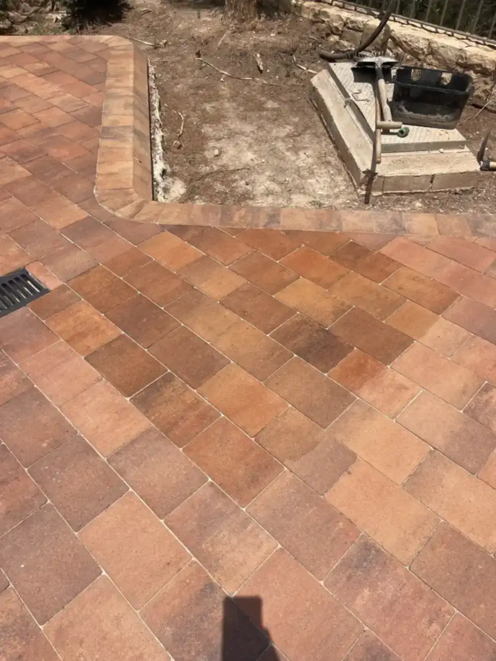 Detalle de suelo de terrazo después de aplicar limpieza y tratamiento.