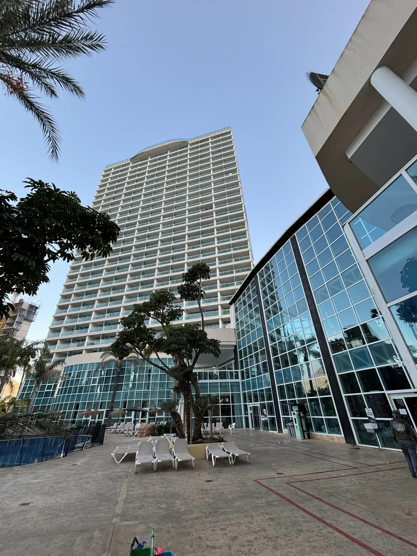 Fachada de hotel en Benidorm después de limpieza de cristales