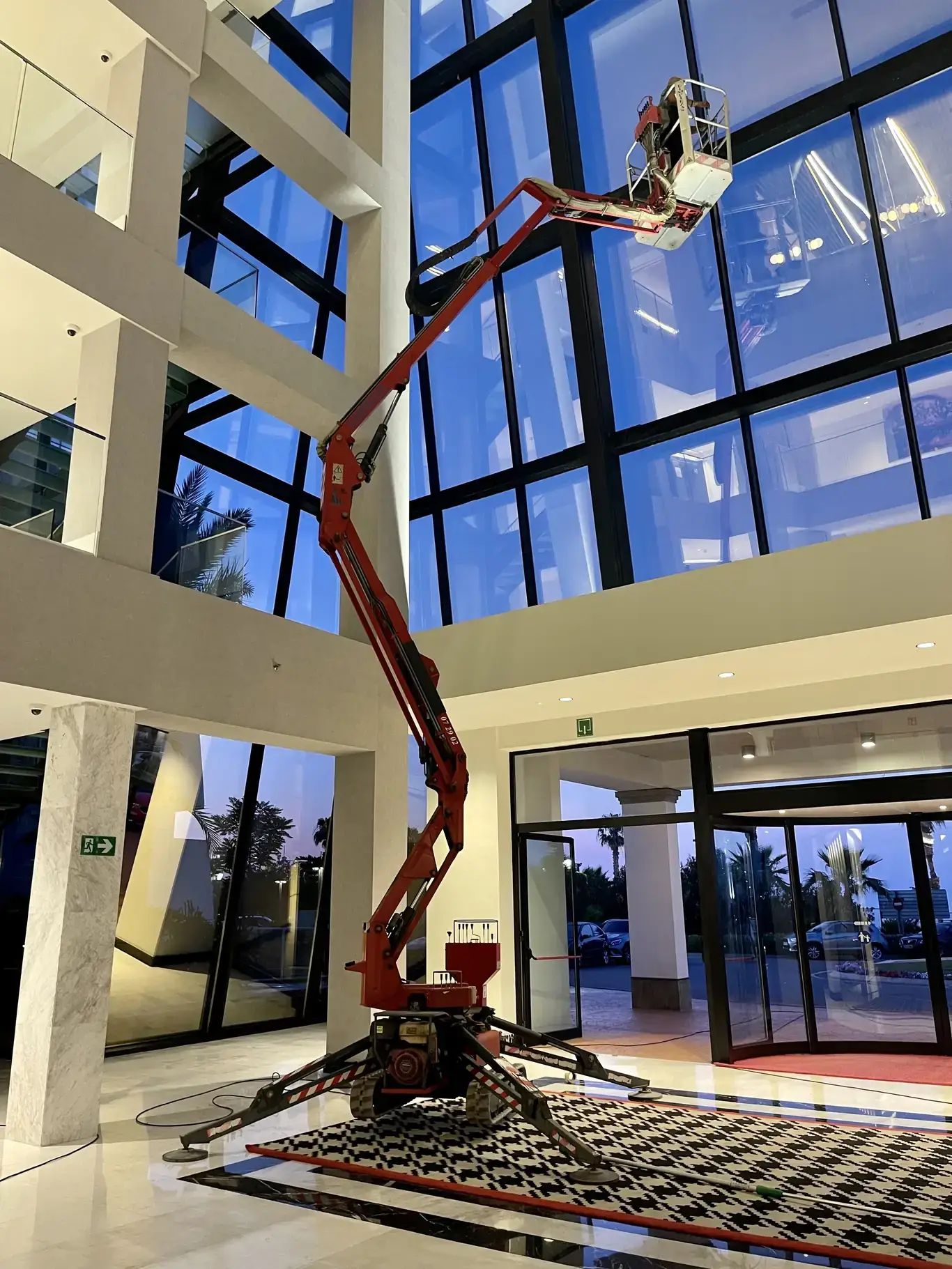 Imagen de Limpieza de Cristales en Altura con Grúa Araña — Grand Hotel Luxor Terra Mítica