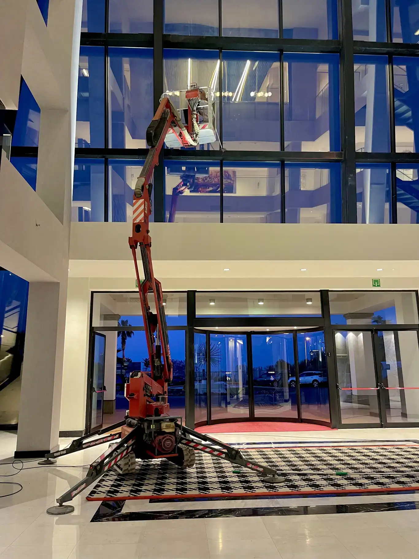 Limpieza de cristales en zona interior de difícil acceso con grúa araña