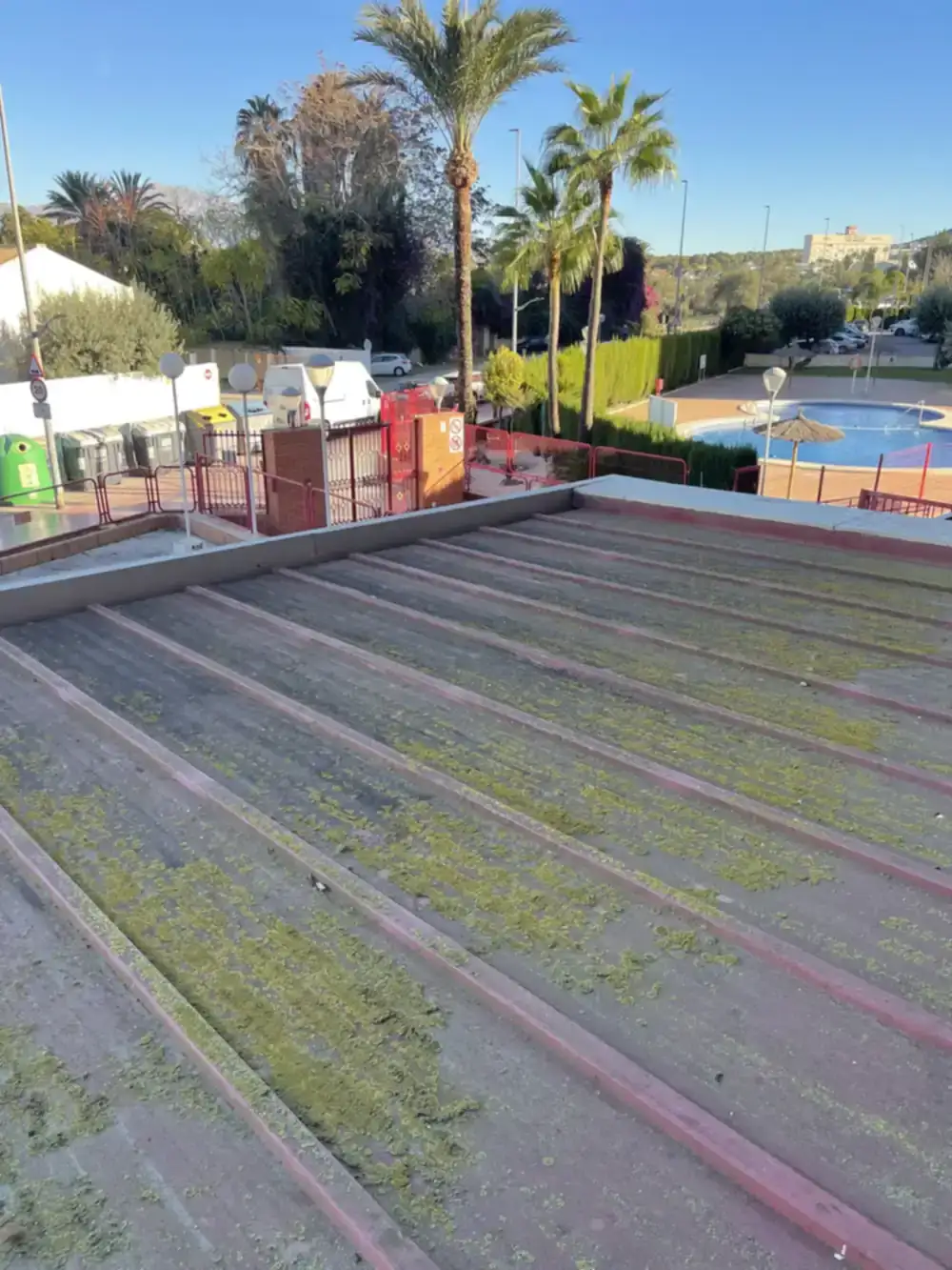 Tejado expuesto antes de limpieza con agua a presión