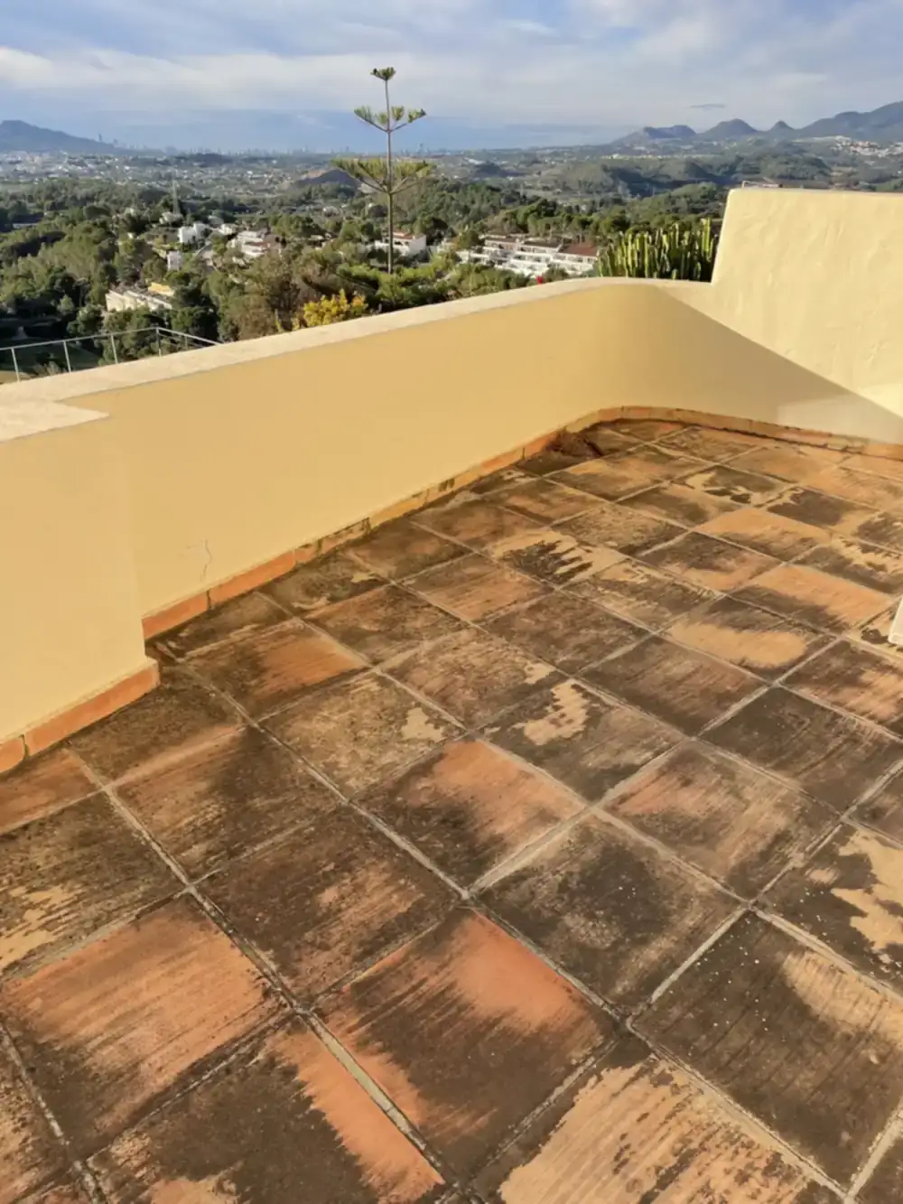 Terraza antes de limpieza con agua a presión.