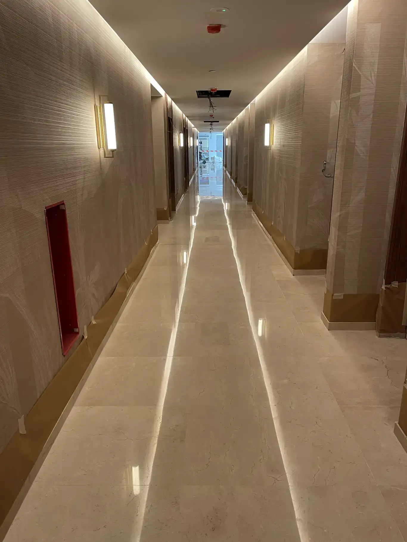 Mantenimiento periódico de zonas de alto tránsito en el pasillo de un hotel
