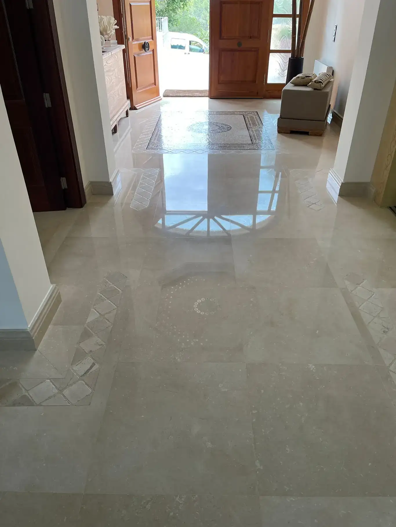 Hall de entrada con suelo de mármol pulido por Reina Multiservicios