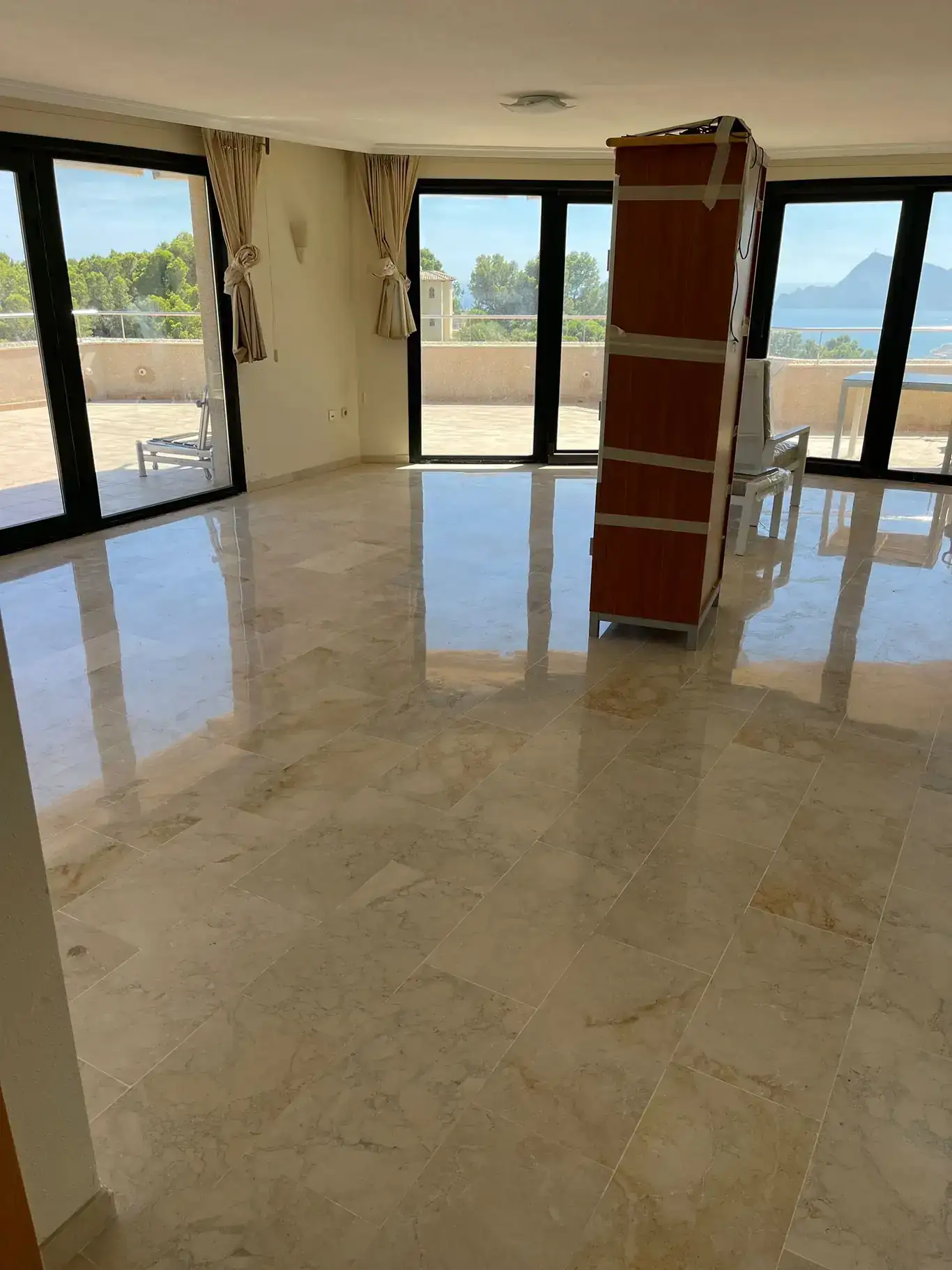 Suelo pulido tras reforma de una vivienda de lujo en Alicante