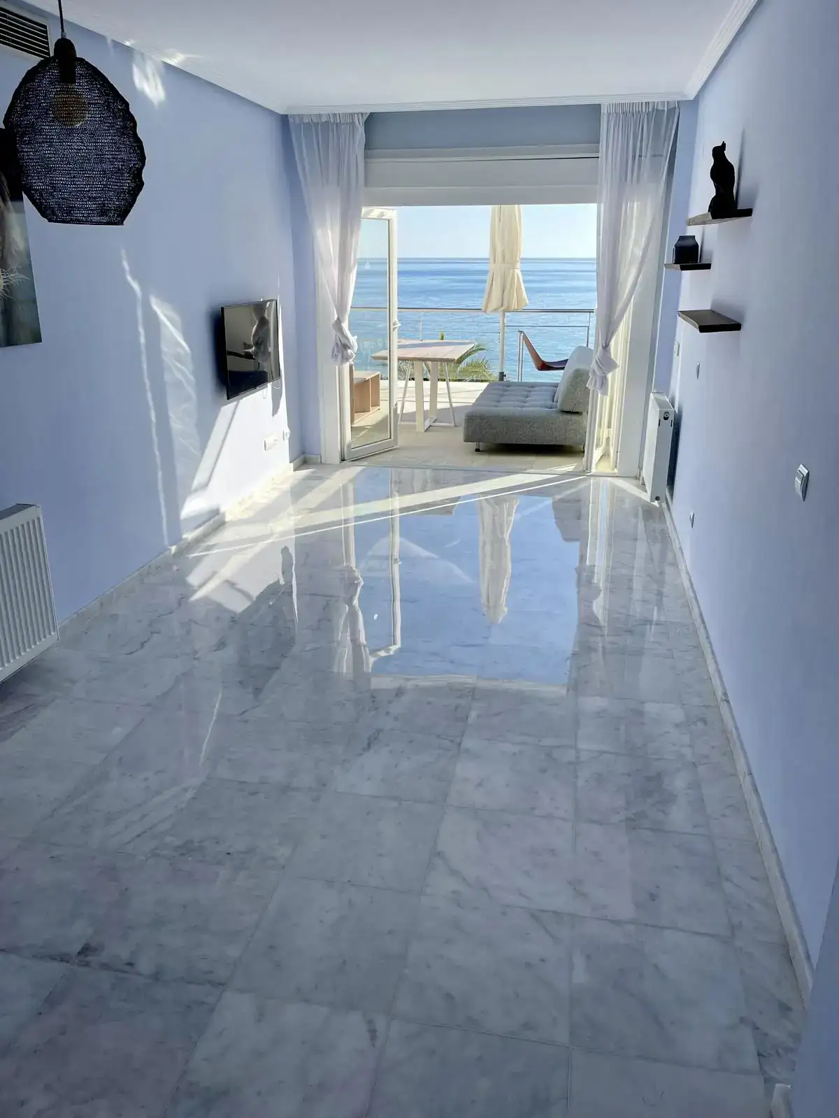 Habitación con vistas al mar y suelo pulido y abrillantado por Reina Multiservicios