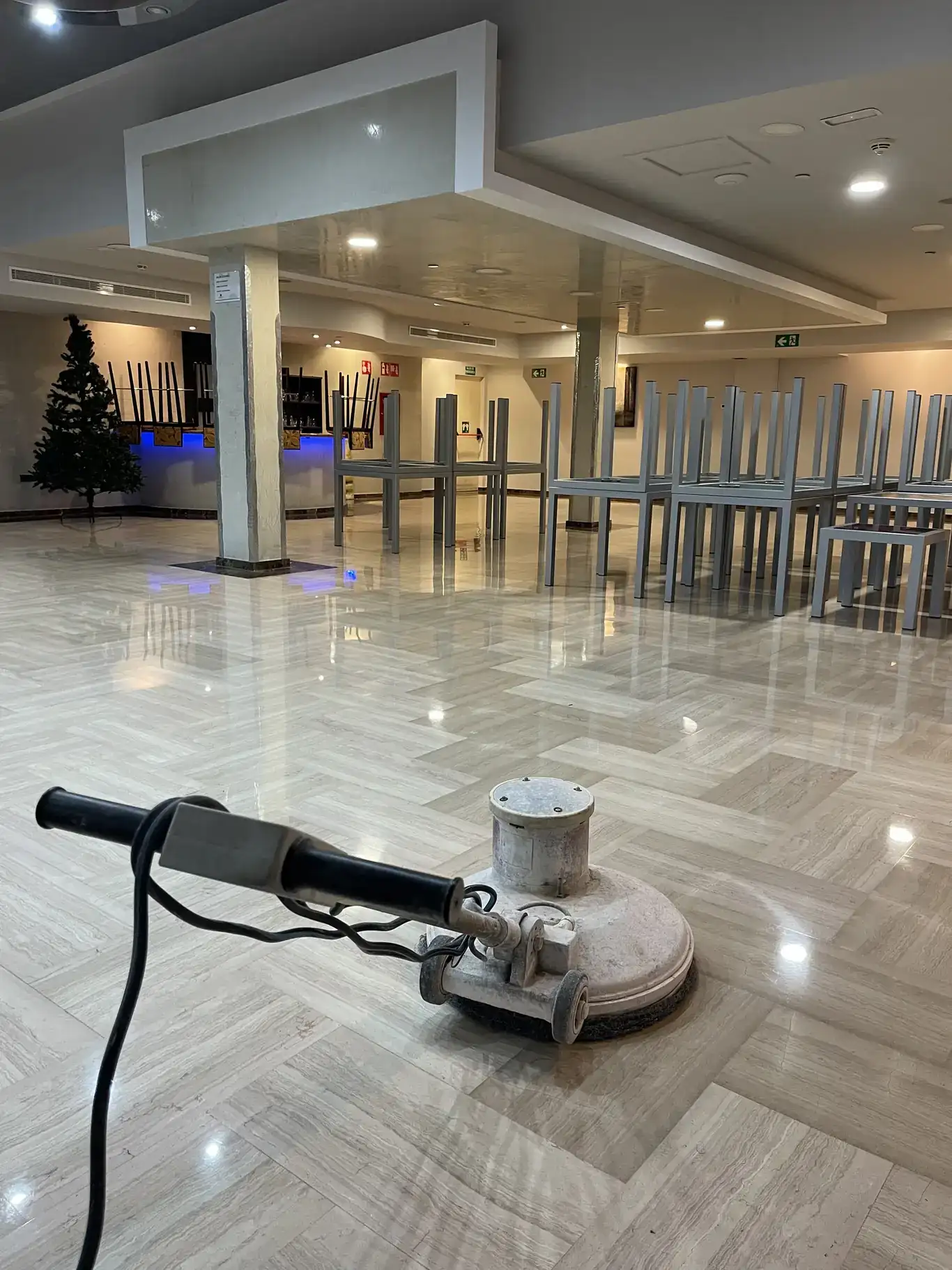 Máquina abrillantadora profesional en salón de un hotel en La Costa Blanca