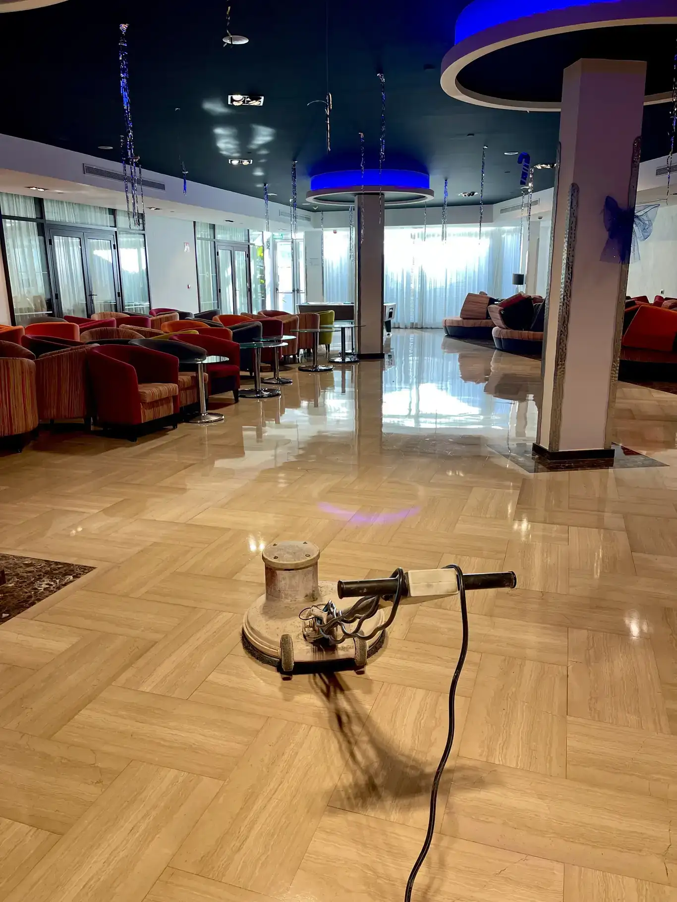 Máquina abrillantadora profesional de Reina Multiservicios en el suelo de mármol de un hotel con acabado espejo.