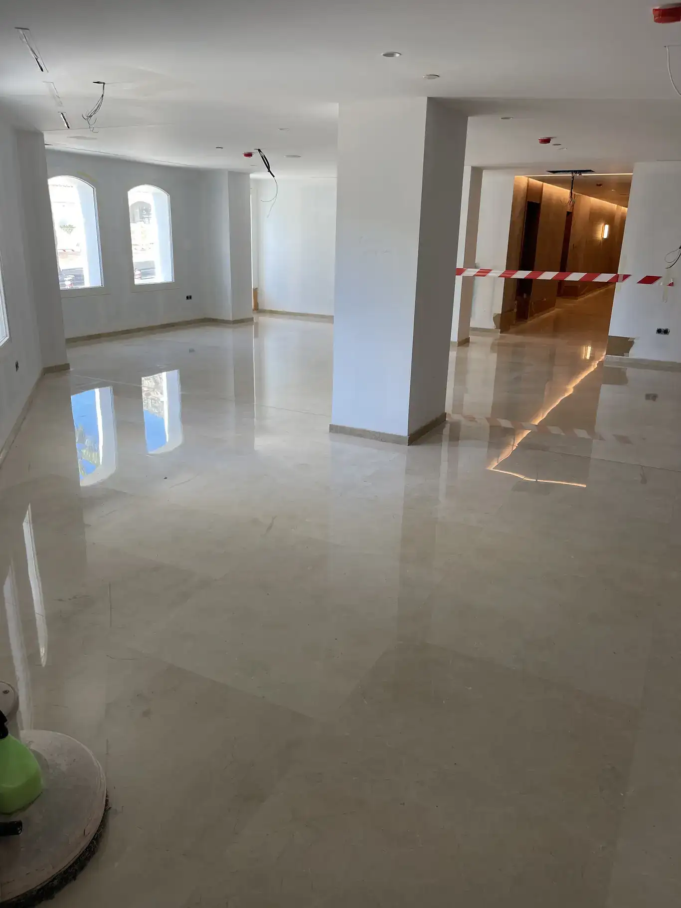 Suelo de una vivienda reformada con suelo con tratamiento profesional