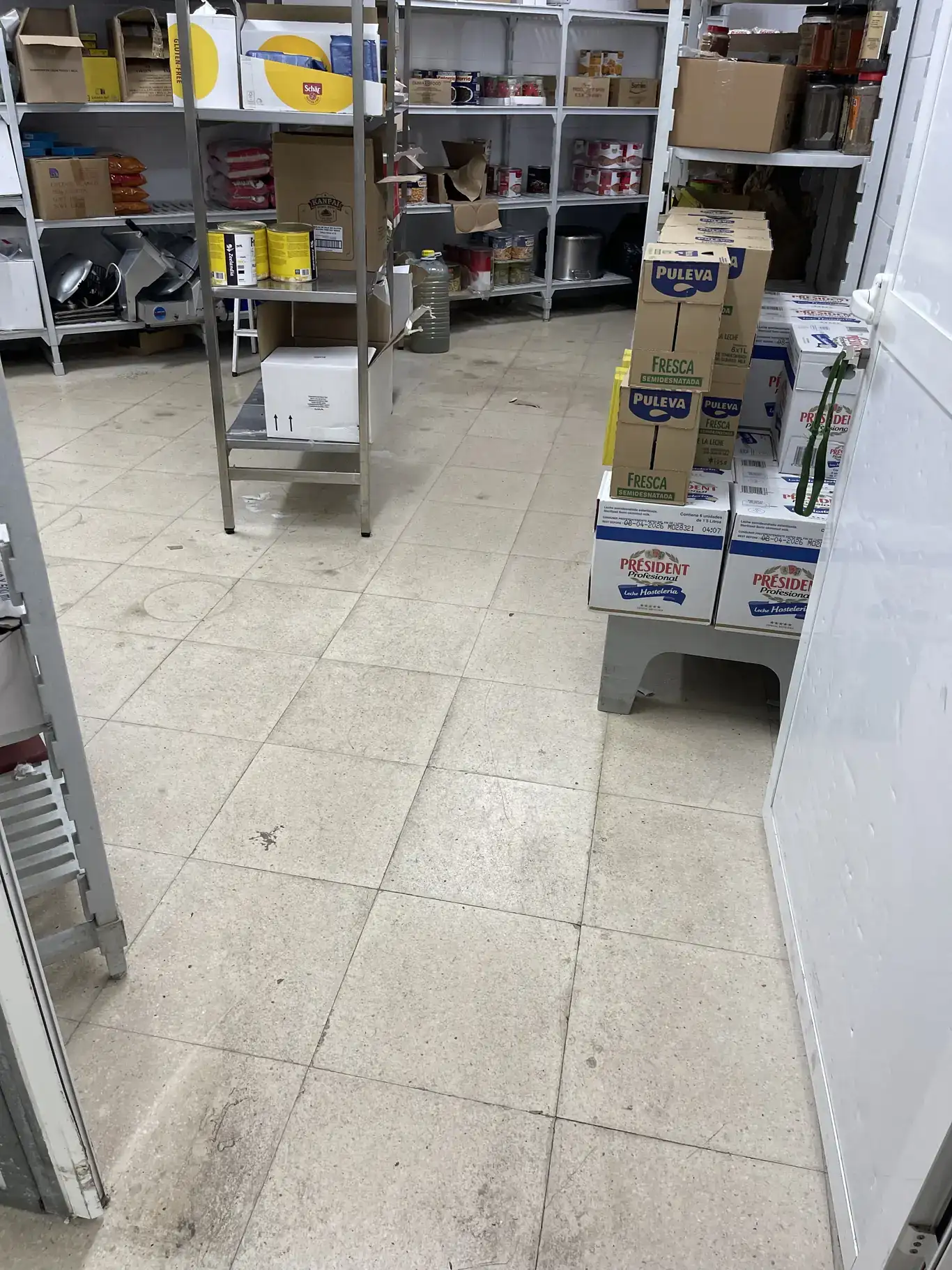 Suelo de almacén antes tratamiento profesional de la superficie