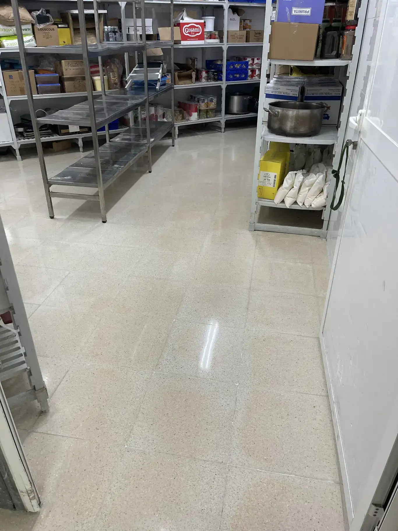 Suelo de almacén despues de tratamiento profesional por Reina Multiservicios CostaBlanca