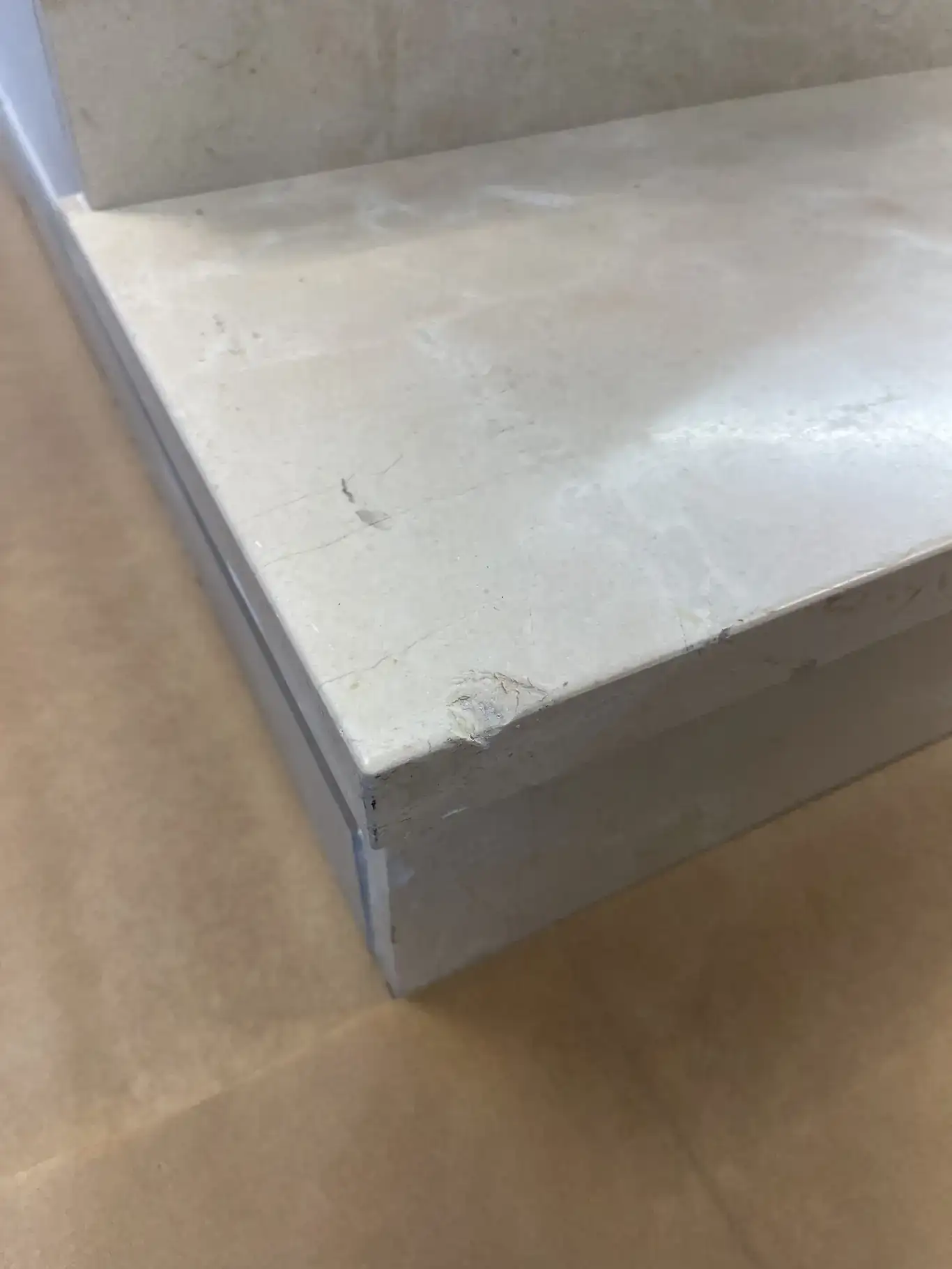 Encimera de mármol antes de reparación por empresa profesional de restauración de superficies de mármol