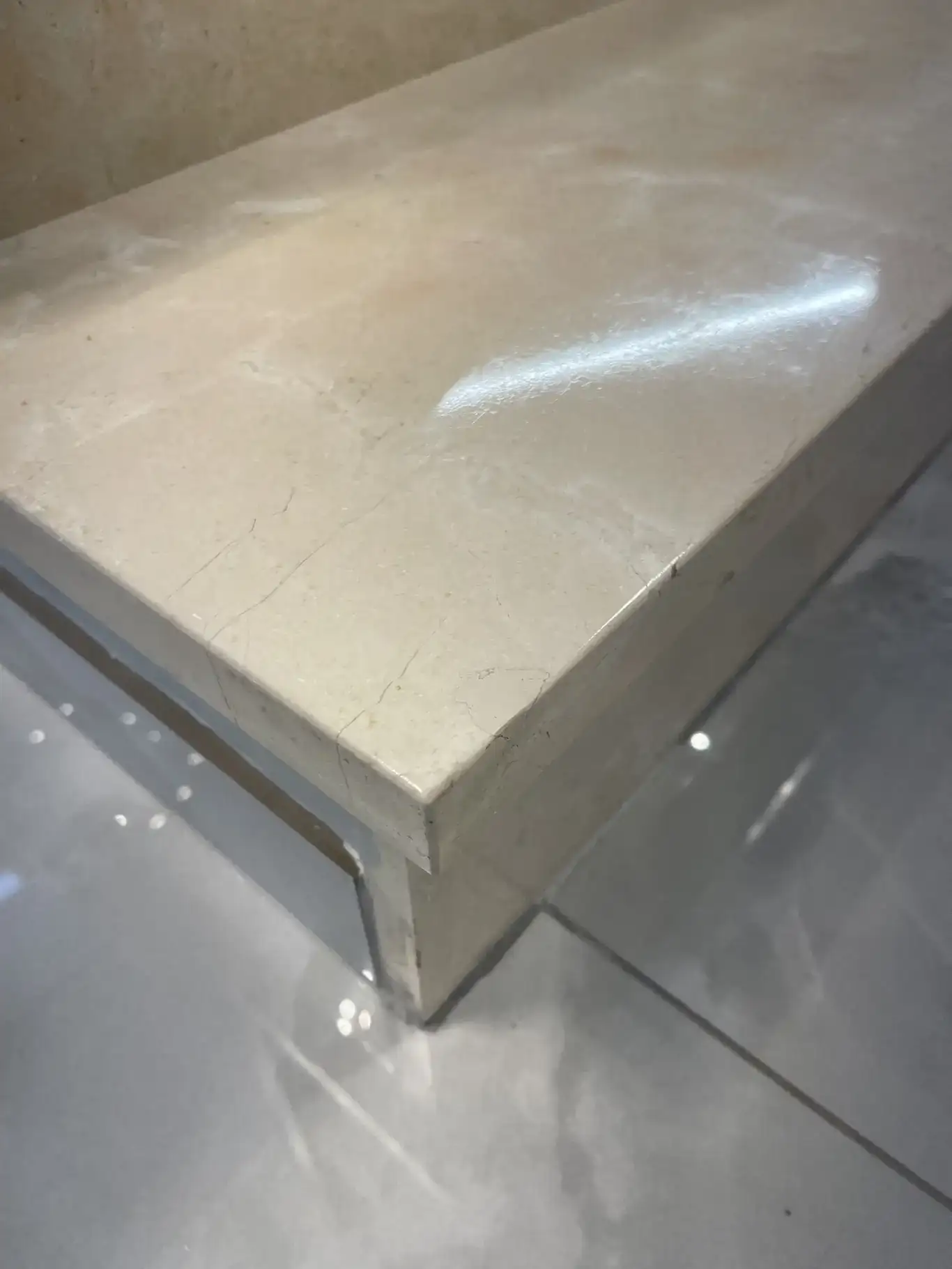 Encimera de mármol después de reparación por empresa profesional de restauración de superficies de mármol