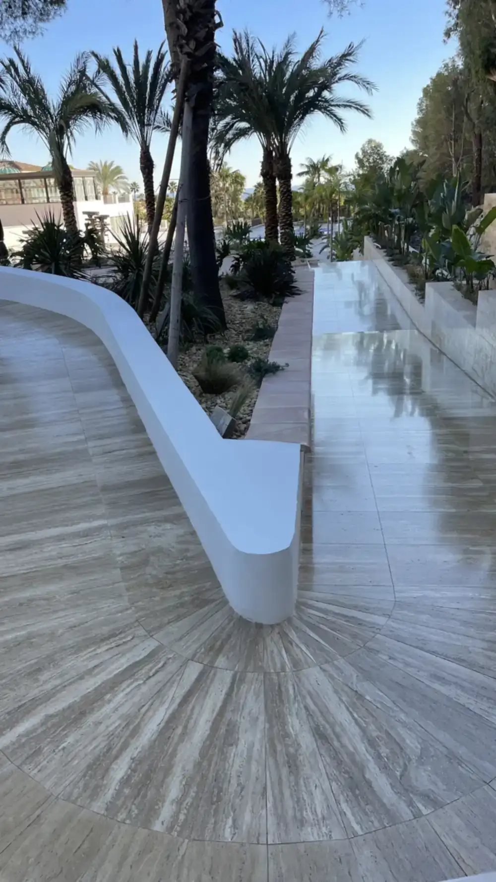 Rampa exterior en vivienda de luja pulida y abrillantada.