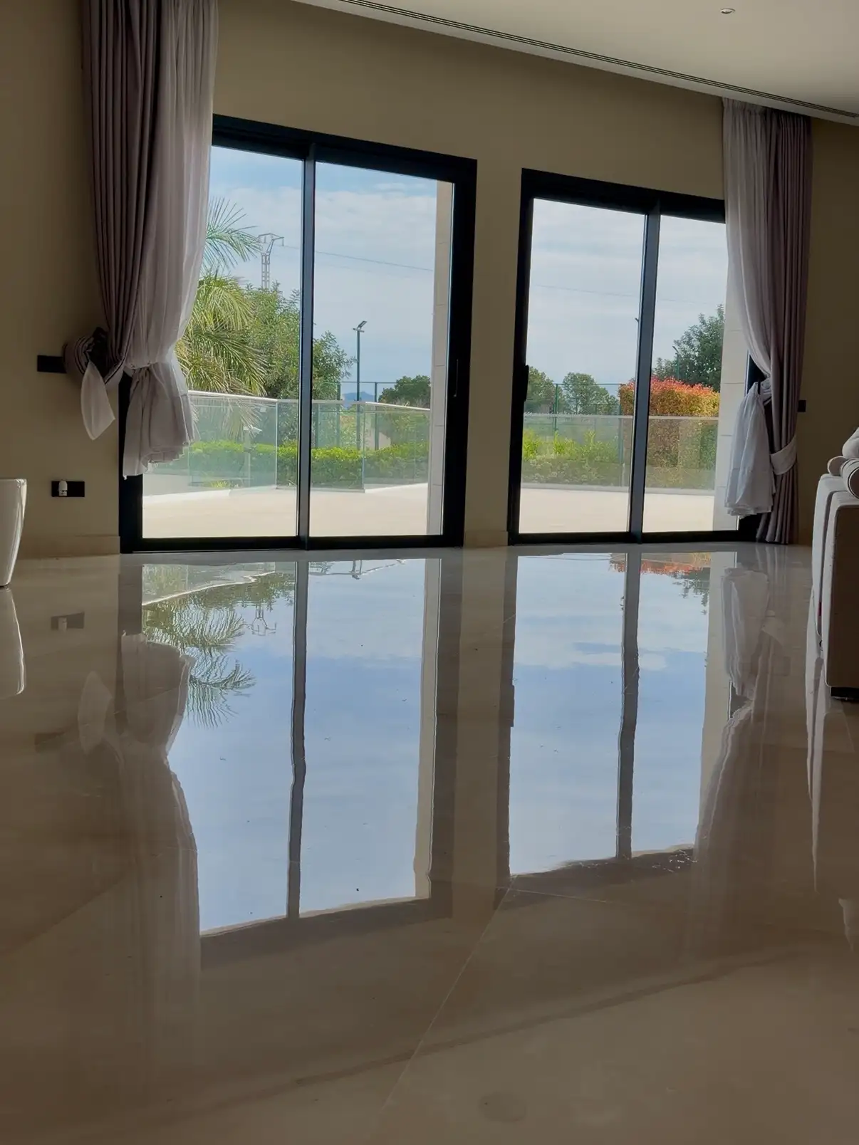 Detalle del efecto espejo en suelo de mármol cristalizado en chalet de Benidorm