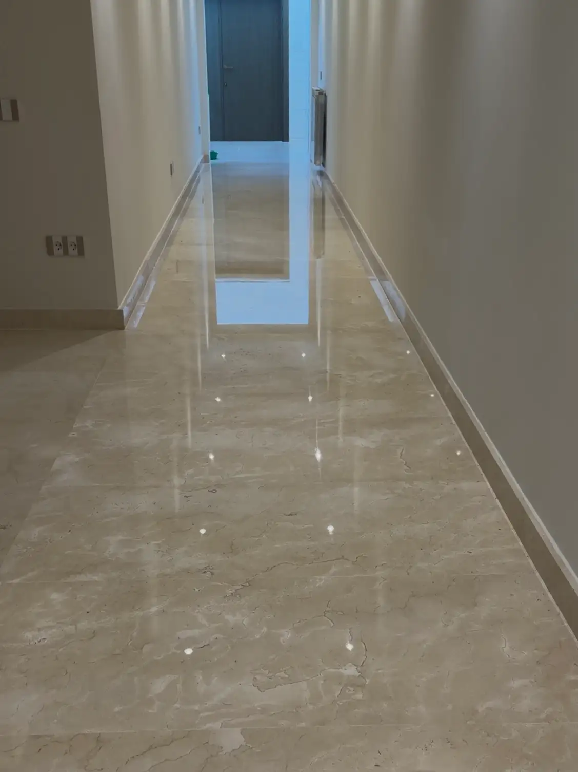 Pasillo con suelo de mármol pulido y cristalizado en chalet de Benidorm