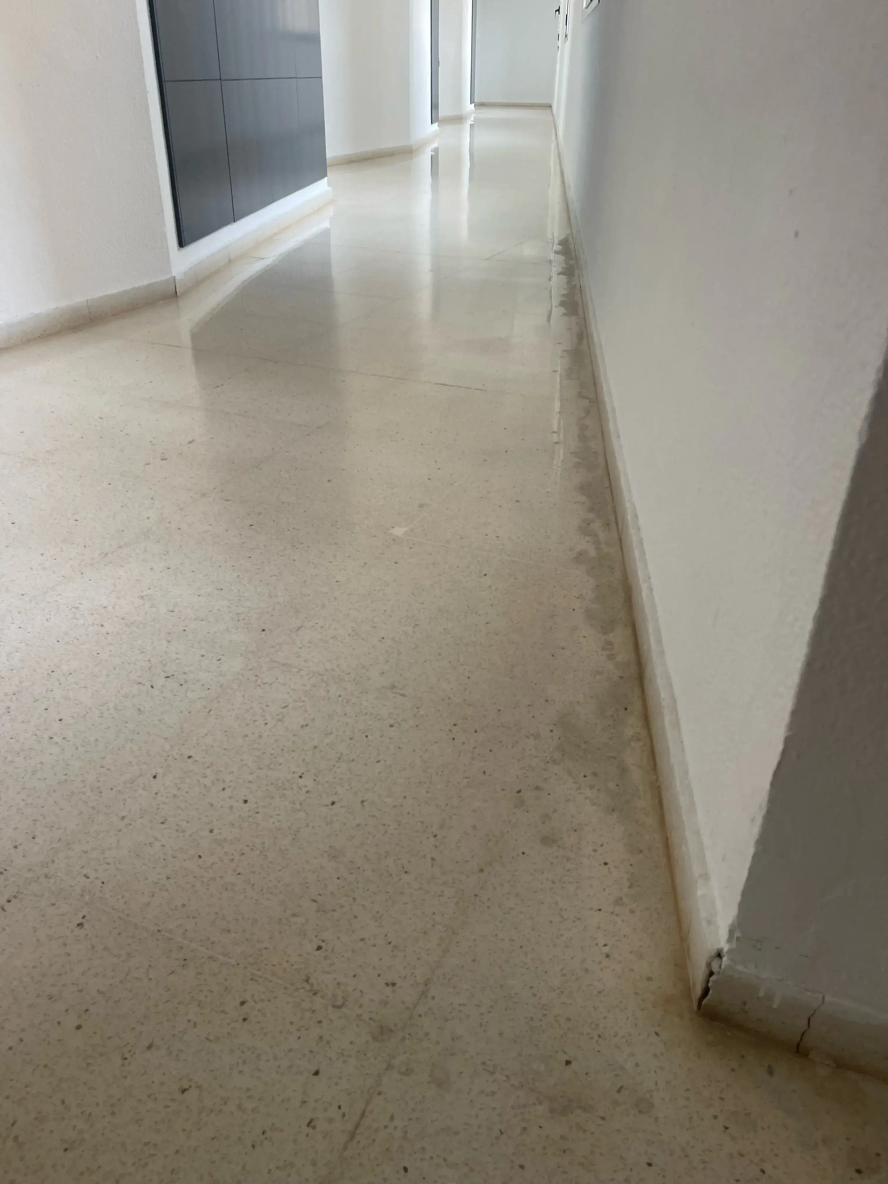 Suelo deteriorado hotel Benidorm
