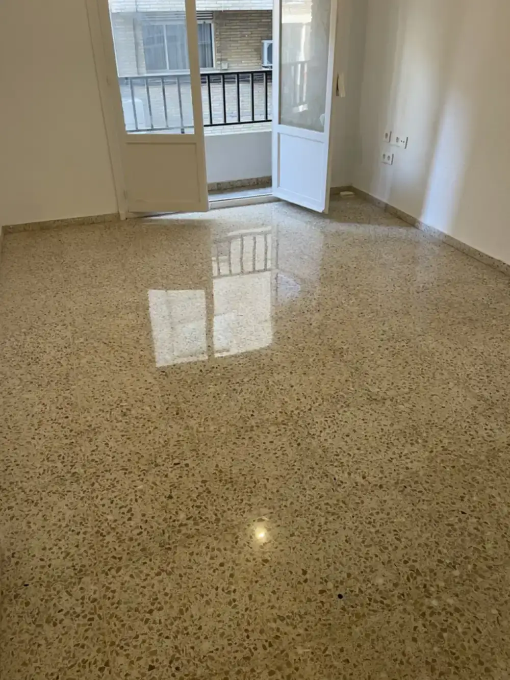Suelo de mármol con efecto espejo tras pulido, diamantado y cristalizado profesional en apartamento de Alicante