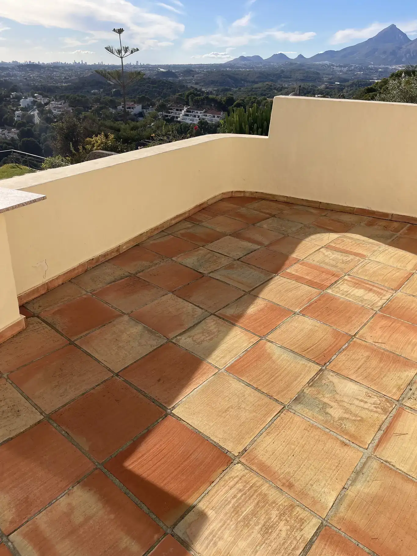 Suelo de terrazo después de limpieza con agua a presión en Villajoyosa