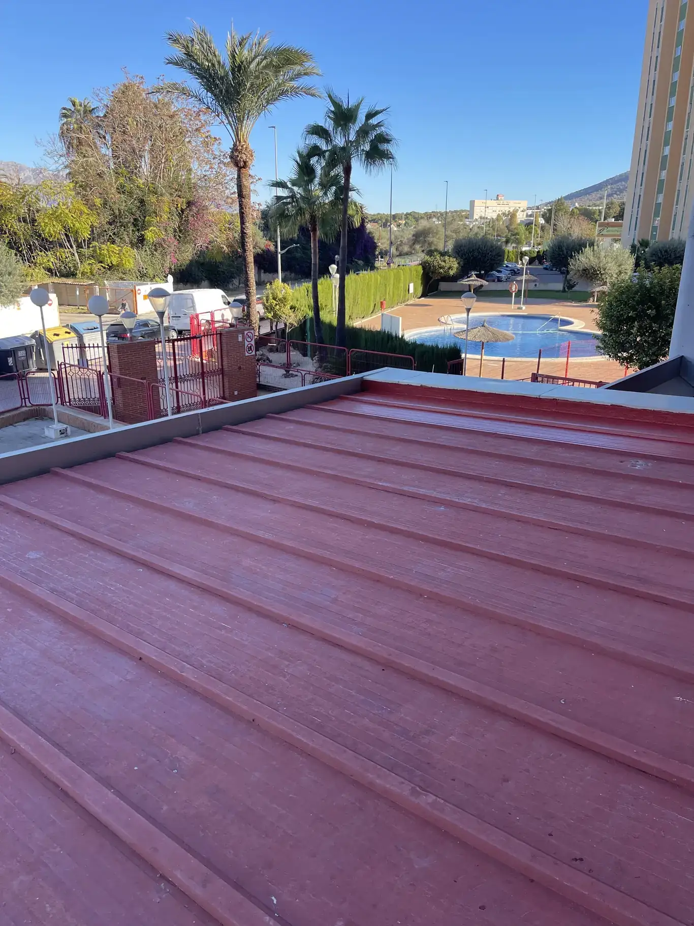 Techo de nave industrial en Benidorm después de limpieza profesional a presión por Reina Multiservicios